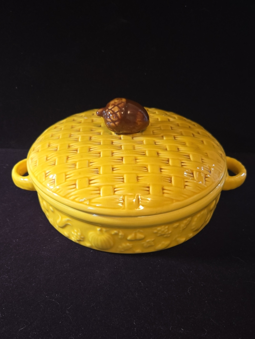 Vintage Style Yellow Ceramic Basketweave Casserole Dish Acorn Lid